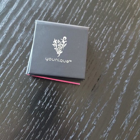 Younique Pressed Shadow with Single Compact - Alluring - Picture 3 of 3